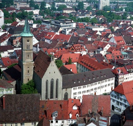 Foto des Landgerichts rechts neben der evangelischen Stadtkirche