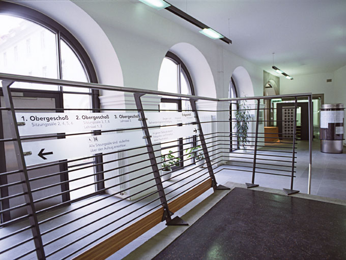 Foto des Eingangspodestes in der Eingangshalle mit Wegweisern